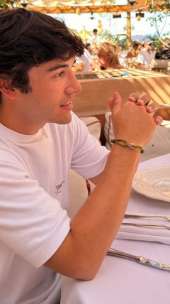 Foto de Juan M. usando a peça