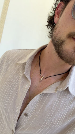 Foto de Gabriel D. usando a peça